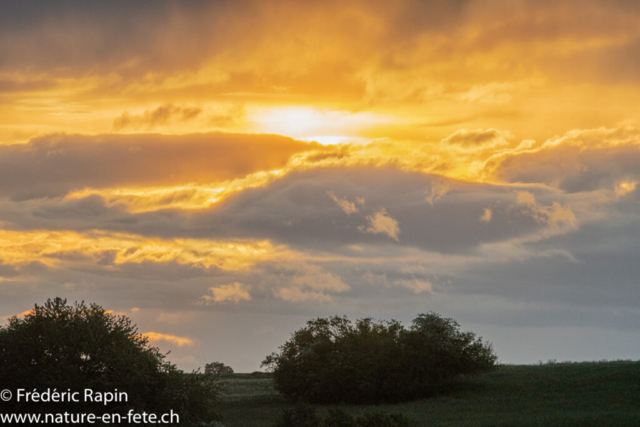 Lever de soleil par temps nuageux